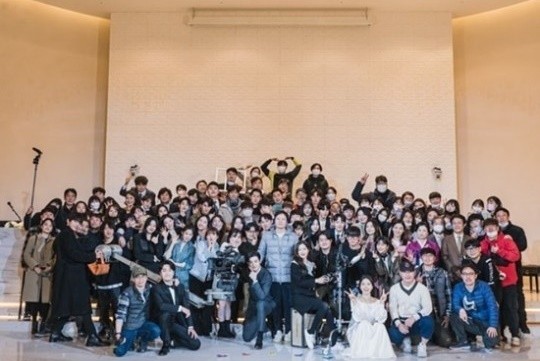  '여신강림' 스태프와 출연진이 종방 기념 단체 사진에서 마스크를 하지 않아 논란이 된 가운데, 제작진이 이에 대해 사과했다. /사진=차은우 인스타그램