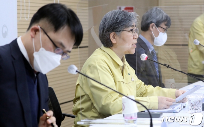 정은경 질병관리청장(코로나19 예방접종 대응 추진단장)이 8일 충북 청주시 오송읍 질병관리청 브리핑실에서 코로나19 예방접종 특집 브리핑을 하고 있다. 왼쪽부터 최원석 고려대 안산병원 감염내과 교수, 정은경 청장, 남재환 가톨릭대 의생명과학과 교수. 이 날 브리핑은 코로나19 백신 관련 국민들의 궁금증을 풀고 오해를 바로 잡기 위해 전문가를 초청해 진행됐다. 2021.2.8/뉴스1 © News1 장수영 기자