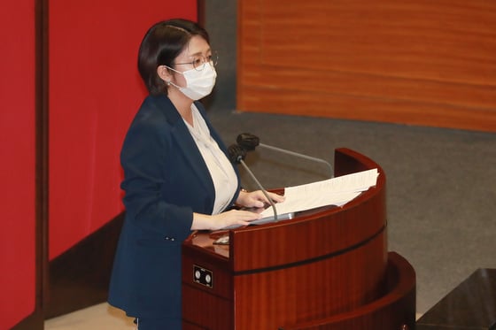초선인 용혜인(31) 기본소득당 의원이 거물 정치인인 임종석(55) 전 청와대 비서실장에게 "정치는 '형님-동생'하는 친소관계에서 이루어지는 일이 아니다"고 따끔하게 일침을 가했다. / 사진제공=용혜인 의원실