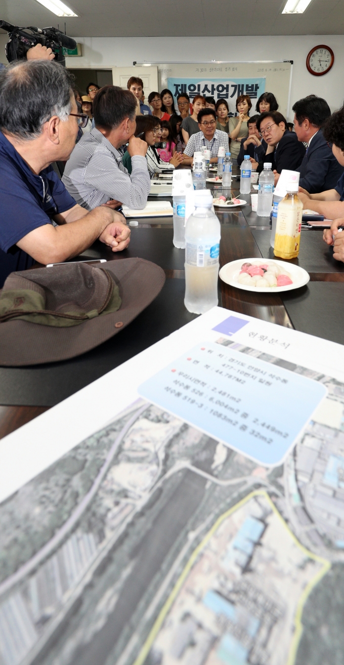 연현마을을 찾은 이재명지사. / 사진제공=경기도