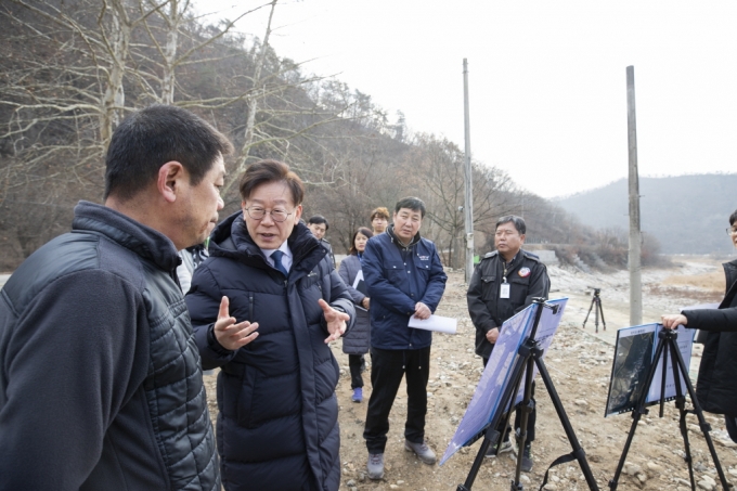 연천 아미천 정비현장에서 불법시설물 철거와 복원 현황에 대해 지역주민에게 설명중인 이재명 지사. / 사진제공=경기도