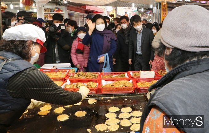 [머니S포토] 설연휴 앞 남구로시장 방문한 '박영선'