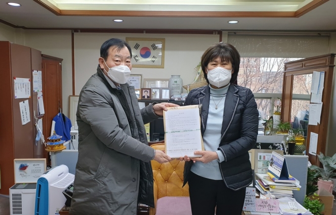 하남시의회(의장 방미숙)는 3기 신도시로 지정된 교산신도시의 기업이전부지 축소를 요구하는 주민들의 서명부를 전달받았다고 10일 밝혔다. / 사진제공=하남시의회