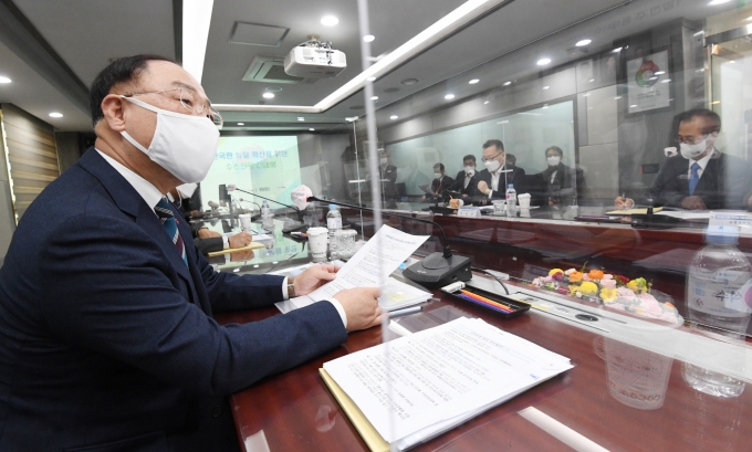 홍남기 부총리가 코로나19 치료제·백신 개발에 1528억원을 지원하겠다고 약속했다. /사진=기획재정부