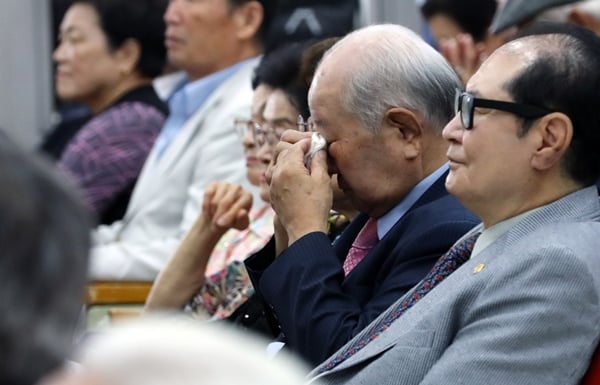지난 2019년 11월 11일 서울 종로구 이북5도청에서 열린 이산가족의 날 기념식에서 실향민이 눈물을 훔치고 있다. /사진=뉴스1