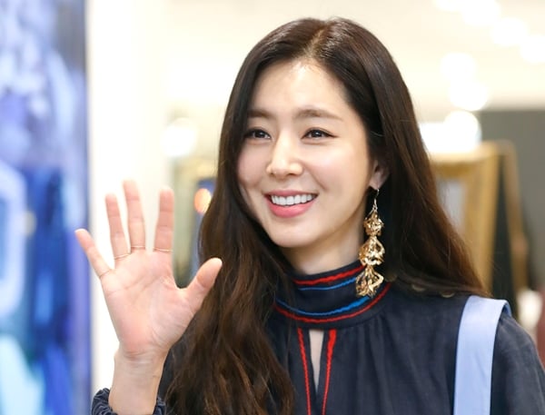 배우 한채아가 지난 2017년 12월 8일 서울 명동 롯데백화점 본점에서 열린 한 가방 브랜드 포토행사에 참석해 포즈를 취하고 있다. /사진=뉴스1
