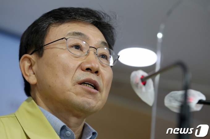 권덕철 중앙재난안전대책본부 1차장(보건복지부 장관)이 13일 오전 서울 종로구 정부서울청사에서 신종 코로나바이러스 감염증(코로나19) 대응 정례브리핑을 하고 있다. /사진=뉴스1