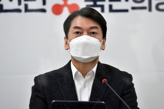 안철수 국민의당 대표가 지난달 국회에서 열린 최고위원회의에서 발언하고 있다. 짙은 눈썹이 눈길을 사로잡는다. /사진=뉴스1
