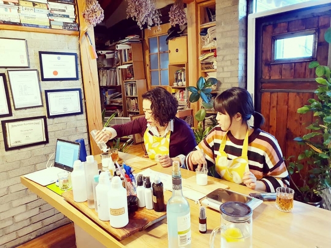 소비자가 직접 제품 성분을 확인하며 비건 화장품과 생활용품을 만드는 수업도 진행되고 있다. 사진은 비비엘하우스에 방문한 임은하씨(왼쪽)와 딸의 모습. /사진=비비엘하우스 제공