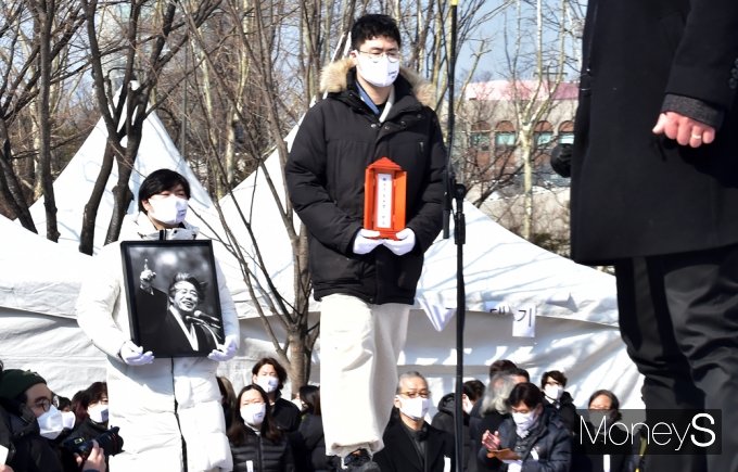 [머니S포토] 고 백기완 선생 영결식장 도착한 위패와 영정