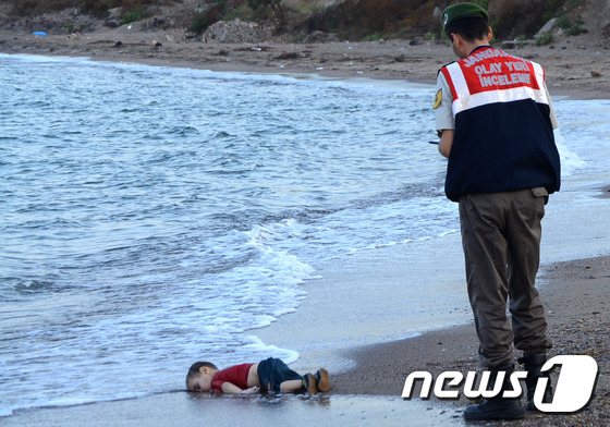 지난 2015년 9월2일 터키 보드럼 해안가에서 세살배기 시리아 난민 아이 '아일란 쿠르디'(본명 알란 셰누)의 주검이 발견되는 장면이 언론을 통해 보도되면서 시리아 내전에 대한 세계의 관심이 집중됐다. © AFP=뉴스1