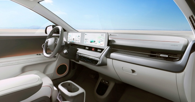 현대자동차가 23일 공개한 ‘아이오닉 5'(IONIQ 5, 아이오닉 파이브)는 널찍한 공간 외에도 각종 친환경 소재를 접목했다는 점에서 주목된다. /사진제공=현대자동차