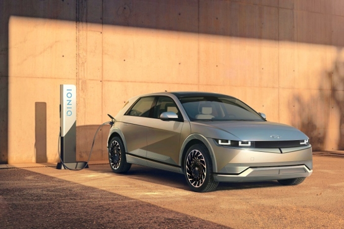 오는 25일부터 시작되는 아이오닉 5의 사전 계약은 '롱레인지' 모델 2개 트림으로 진행하며 가격은 익스클루시브가 5000만원대 초반, 프레스티지가 5000만원대 중반이다./사진제공=현대자동차