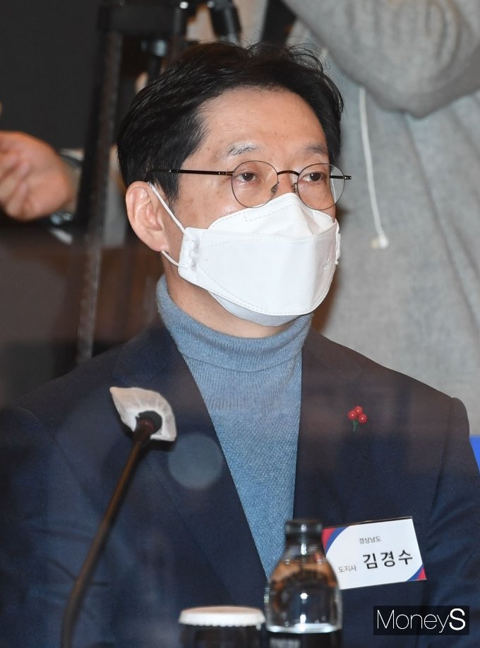 [머니S포토] 성윤모 장관 발언 경청하는 김경수 경남도지사