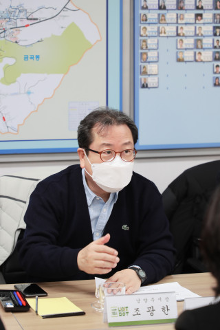 조광한 남양주시장이 23일 오전 금곡양정행정복지센터를 찾아 무단투기 지역 환경개선을 위해 금곡동 사회단체장들과 머리를 맞댔다. / 사진제공=남양주시