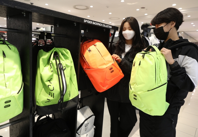 롯데백화점 광주점 5층 스파이더매장에서는 신학기를 맞아 개성 넘치는 네온컬러의 가방을 선보이고 있다/사진=롯데백화점 광주점 제공.