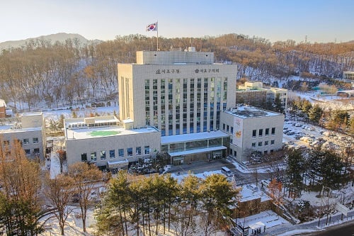  서울 서초구는 조세 정의를 바로 세우고 재정을 확보하기 위해 지방소득세 빅데이터를 활용한 세원발굴 태스크포스(TF)를 운영하여, 탈루‧누락되기 쉬운 세원을 발굴해냈다. 이를 통해 지난 해 숨은 세원 332억200만원을 찾아 재정 확충에 기여했다고 밝혔다. 사진은 서초구청 전경./사진제공=서초구