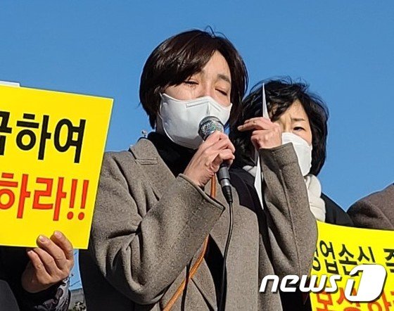 허희영 카페대표연합 회장이 지난 2일 오전 국회 정문 앞에서 열린 '영업손실 보상 관련 입장 발표 기자회견'에서 눈물을 흘리며 발언을 하고 있다. 허 대표는 사흘 뒤인 지난 5일 영업손실보상과 긴급대출 등을 요구하며 삭발을 했다. /사진=뉴스1