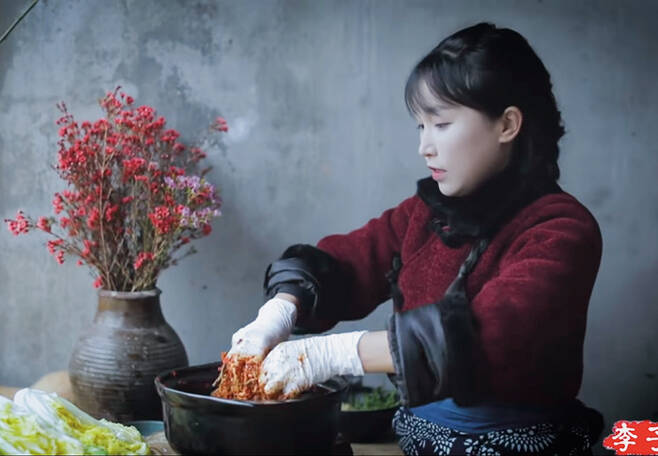 중국 유명 유튜버 리쯔치가 한국의 김치를 중국의 음식인 것처럼 소개한 영상. / 사진=유튜브 리쯔치 채널 캡처