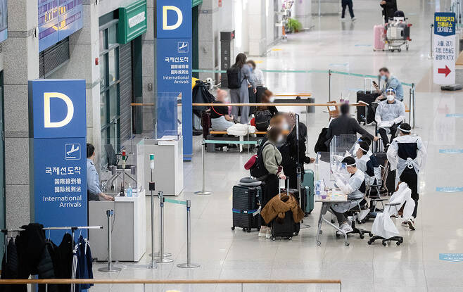 인천국제공항 제1여객터미널에서 해외입국자들이 공항을 나서고 있다./사진=뉴스1 이재명 기자