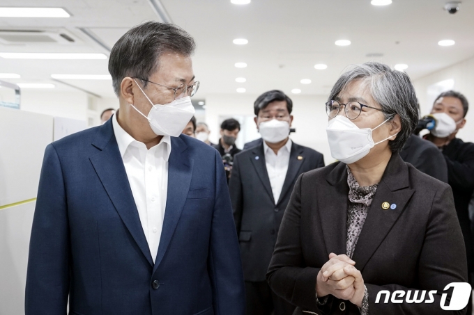 문재인 대통령이 신종 코로나 바이러스 감염증(코로나19) 백신 접종이 시작된 26일 오전 서울 마포구보건소를 방문해 정은경 질병관리청장으로부터 백신 접종 계획 및 준비상황을 보고 받고 있다. 2021.2.26/뉴스1 © News1 이광호 기자