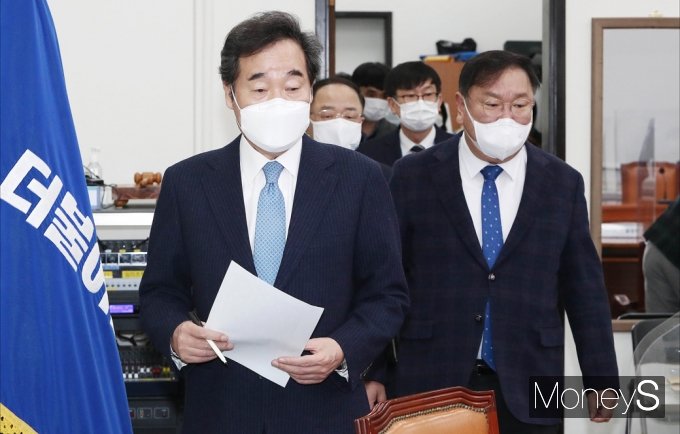 이낙연 더불어민주당 대표, 김태년 원내대표, 홍남기 경제부총리, 김상조 청와대 정책실장 등이 20일 서울 여의도 국회 본관 206호에서 열린 2021년 제1차 고위당정청협의회에 입장하고 있다./사진=임한별 기자