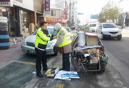 의정부경찰이 폐지수거 노인에게 야광조끼, 지팡이 등 안전용품을 배부하고 있다. /사진=의정부경찰서 