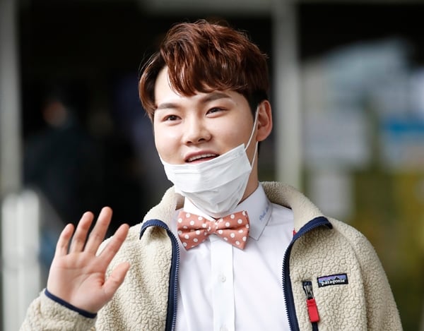 가수 박서진이 눈 성형을 고백했다. 사진은 박서진이 지난해 10월 14일 서울 여의도 KBS 신관에서 열린 '아침마당' 녹화를 마친 후 인사를 하는 모습. /사진=뉴스1