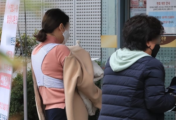 결혼 시기가 늦어지면서 여성의 출산 연령도 상승하고 있다. 사진은 아기를 안은 산모가 서울 강남구의 한 산부인과에 들어가는 모습. /사진=뉴스1