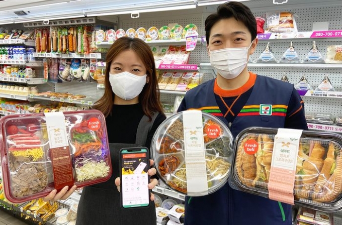 편의점 앱(App) 예약주문 서비스를 활용해 도시락, 샌드위치, 샐러드 등 간편식을 구매하는 소비자들이 늘고 있다. (세븐일레븐 제공)