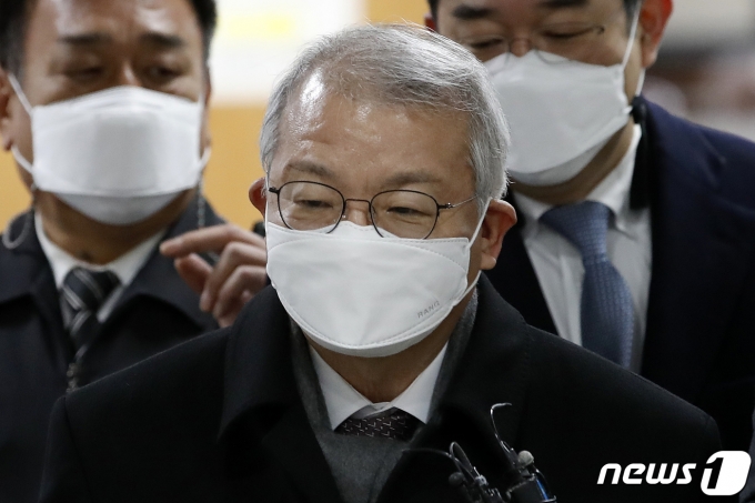 양승태 전 대법원장이 2월 3일 오전 서울 서초구 서울중앙지방법원에서 열린 '사법농단' 관련 직권남용권리행사방해 등 속행 공판에 출석하고 있다. 2021.2.3/뉴스1 © News1 이승배 기자