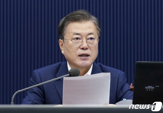 문재인 대통령이 김진국 감사위원을 신임 민정수석으로 임명했다. 사진은 문 대통령이 지난 2일 오전 청와대 여민관에서 열린 제9회 국무회의를 주재하는 모습. /사진=뉴스1