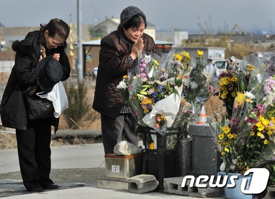 2014년 3월 11일 동일본대지진 3주년을 맞아 주요 피해지역인 미야기현 센다이 지방을 찾아 희생자를 기리고 있는 일본인들의 모습. © AFP=News1