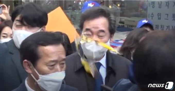 이낙연 더불어민주당 대표가 춘천시 중앙시장에서 시민단체 회원이 던진 계란에 맞았다.(자료=강원도민일보 제공) © 뉴스1