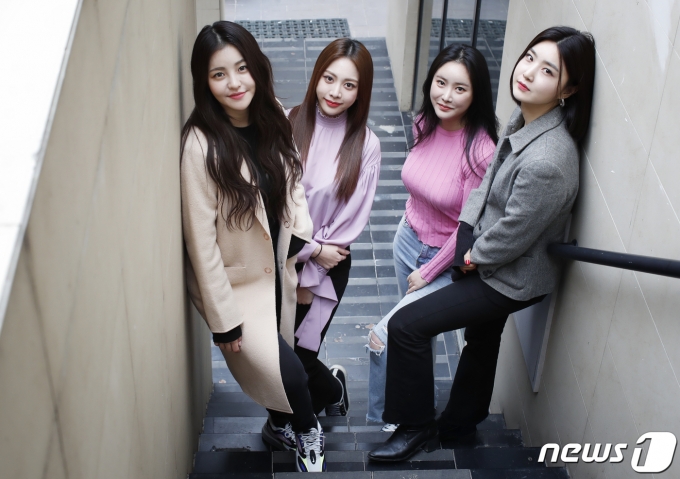 브레이브걸스(BraveGirls) 유정(왼쪽부터), 은지, 민영, 유나가 4일 서울 서초구 브레이브엔터테인먼트 사무실에서 열린 인터뷰에 앞서 포즈를 취하고 있다. 브레이브걸스는 지난 2017년 3월 발매한 '롤린'(Rollin')이 최근 다시 음원 차트를 역주행해 1위에 오르며 화제가 되고 있다. 2021.3.5/뉴스1 © News1 권현진 기자