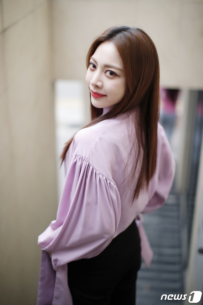 브레이브걸스(BraveGirls) 은지가 4일 서울 서초구 브레이브엔터테인먼트 사무실에서 열린 인터뷰에 앞서 포즈를 취하고 있다. 브레이브걸스는 지난 2017년 3월 발매한 '롤린'(Rollin')이 최근 다시 음원 차트를 역주행해 1위에 오르며 화제가 되고 있다. 2021.3.5/뉴스1 © News1 권현진 기자