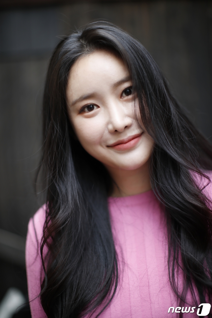 브레이브걸스(BraveGirls) 민영이 4일 서울 서초구 브레이브엔터테인먼트 사무실에서 열린 인터뷰에 앞서 포즈를 취하고 있다. 브레이브걸스는 지난 2017년 3월 발매한 '롤린'(Rollin')이 최근 다시 음원 차트를 역주행해 1위에 오르며 화제가 되고 있다. 2021.3.5/뉴스1 © News1 권현진 기자