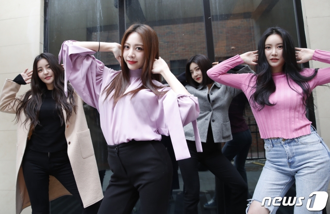 브레이브걸스(BraveGirls) 유정(왼쪽부터), 은지, 유나, 민영이 4일 서울 서초구 브레이브엔터테인먼트 사무실에서 열린 인터뷰에 앞서 '롤린'의 포인트 안무를 선보이고 있다. 브레이브걸스는 지난 2017년 3월 발매한 '롤린'(Rollin')이 최근 다시 음원 차트를 역주행해 1위에 오르며 화제가 되고 있다. 2021.3.5/뉴스1 © News1 권현진 기자