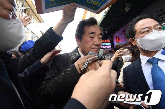 5일 강원 춘천 중앙시장에서 이낙연 더불어민주당 대표가 민생탐방을 하는 중 춘천 중도 레고랜드 테마파크 개발에 반대하는 단체인 중도유적지킴이본부 회원 2명으로부터 계란을 맞는 소동이 벌어졌다./사진=뉴스1 