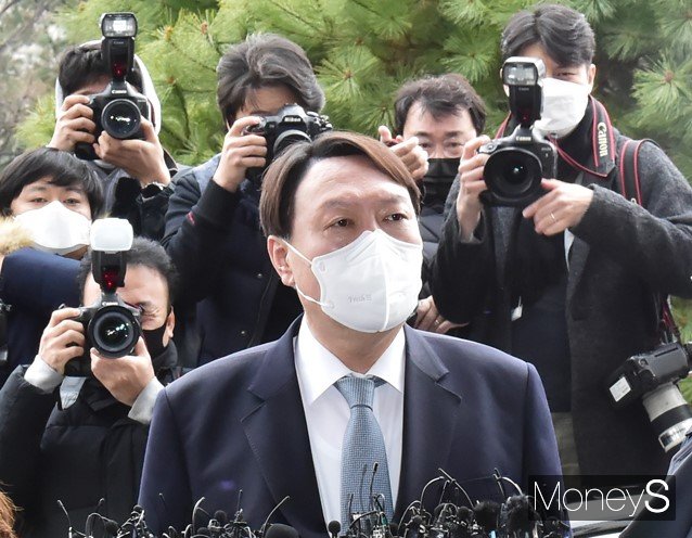 윤석열 전 검찰총장의 정계 진출 적절성 조사에서 찬반 여론이 팽팽히 갈리는 것으로 나타났다. 사진은 윤 총장이 4일 서울 서초동 대검찰청 현관에서 검찰총장 직 사의 입장 표명을 하는 모습. /사진=임한별 기자
