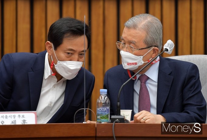 [머니S포토] 서울·부산시장 후보 및 시·도당위원장 연석회의서 대화하는 김종인·오세훈