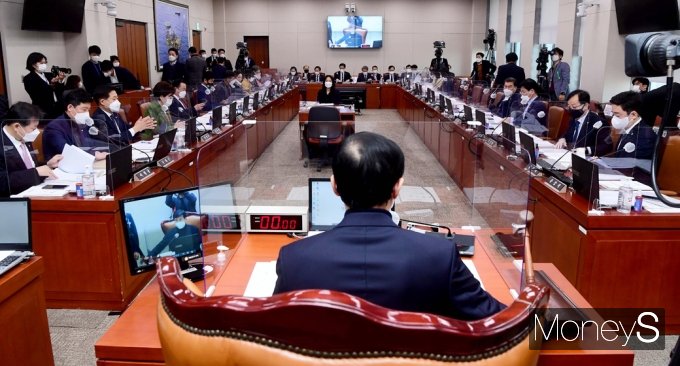 [머니S포토] 2021 추경안 등 국회 산자중기위 주재하는 '이학영'