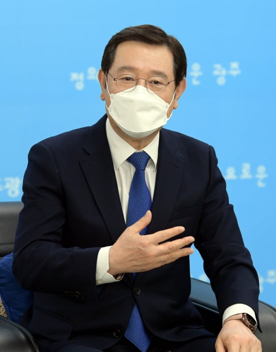 이용섭 광주광역시장이 8일 오전 시청 기사송고실에서 출입기자단과 차담회를 하고 있다./사진=광주광역시