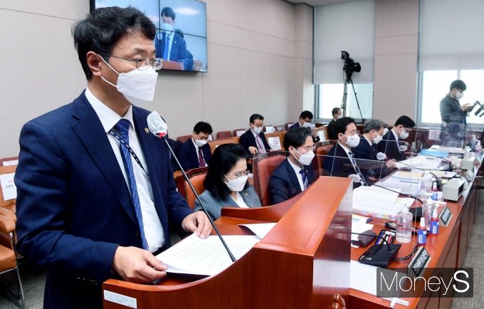 [머니S포토] 업무보고하는 김용래 특허청장