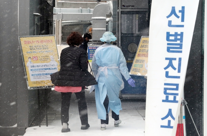 제주도 일부 학교에서 개학 일주일 만에 코로나19 감염 사례가 발생하면서 유치원과 초·중·고등학교 9곳이 원격수업으로 전환된다. 사진은 제주대학교병원 선별진료소 모습. /사진=뉴스1