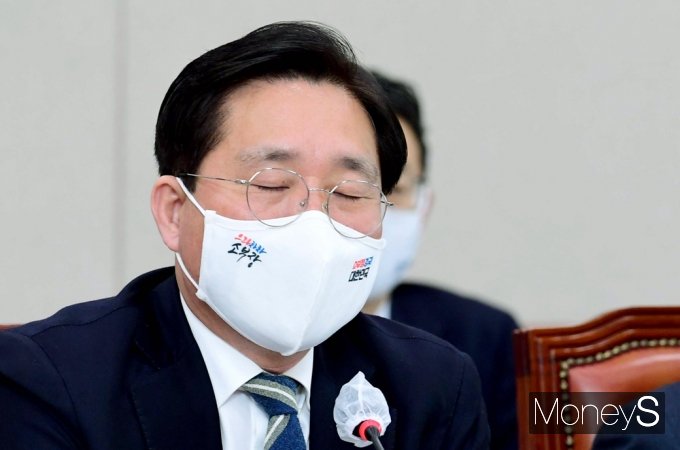 [머니S포토] 지그시 두눈 감고 생각에 잠긴 '성윤모'
