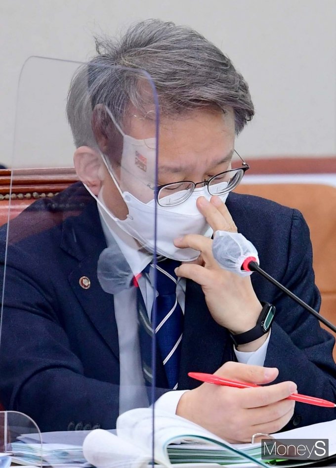 [머니S포토] 마스크 고쳐쓰는 권칠승 중기 장관