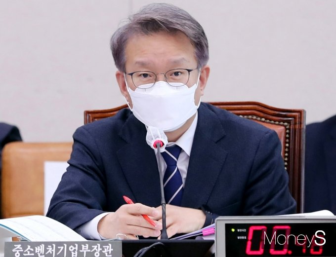 [머니S포토] 국회 산자중기위, 질의 답변하는 '권칠승'