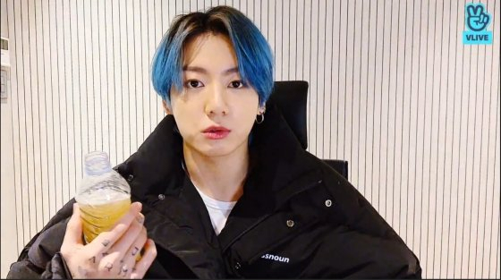 방탄소년단 정국이 공식 브이라이브 채널을 통해 공개한 콤부차가 화제다. /사진=공식 브이라이브 캡처