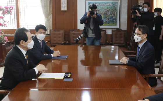 정세균 국무총리(왼쪽)가 8일 오전 서울 종로구 정부서울청사에서 남구준 경찰청 국가수사본부장(오른쪽)의 보고를 받기에 앞서 발언하고 있다. /사진=뉴스1